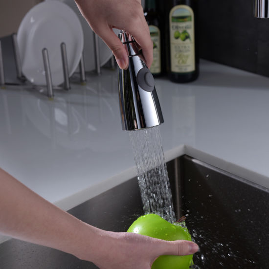 Saque el grifo del mezclador de agua en la cocina